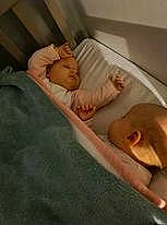 Célia Et Léa a rejoint le concours — aidez-le/la à gagner de superbes lots ! baby, baby_products, baby_safety, bathing, bedtime, child, childbirth, comfort, flesh, human_body, infant_bed, linens, nap, person, room, sleep, thumb, toddler