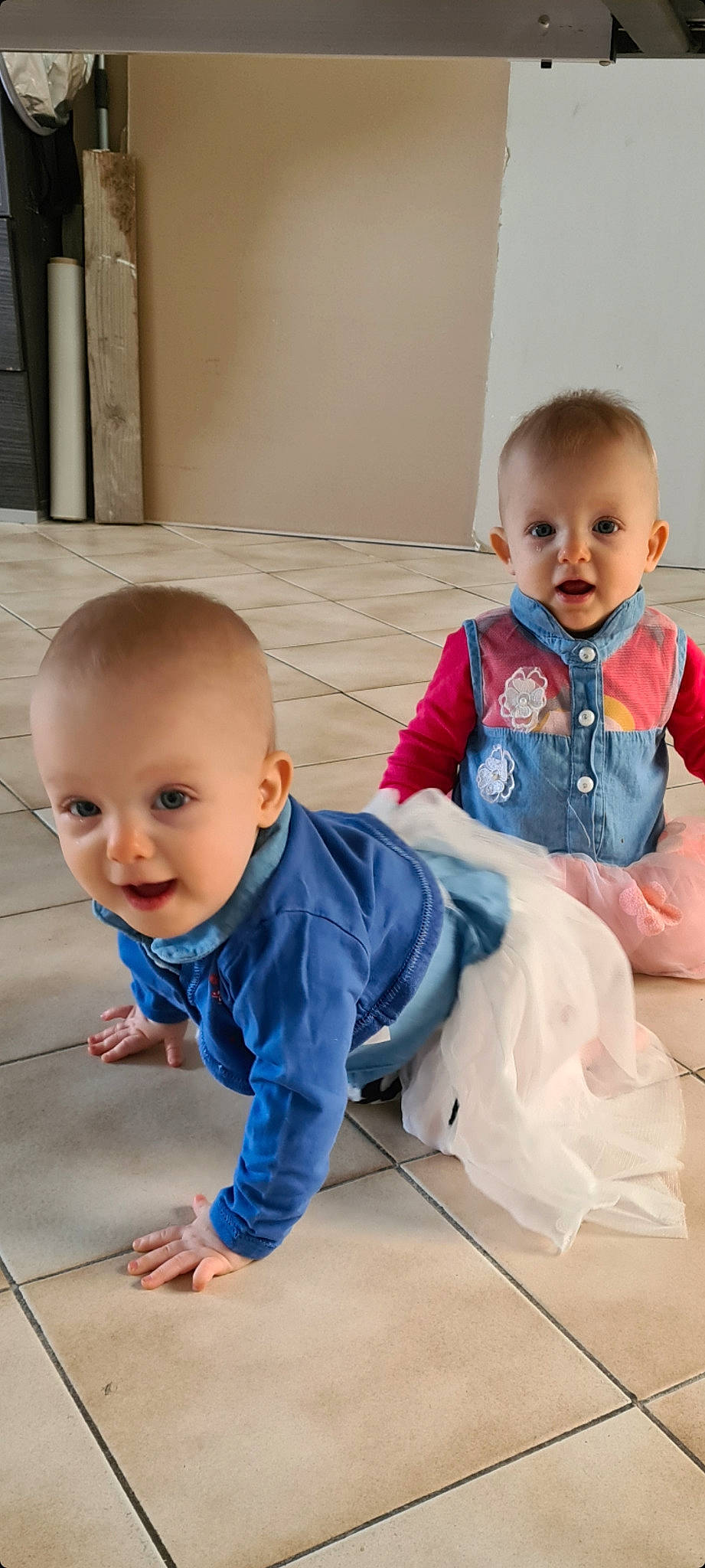 Célia Et Léa participe au concours pour gagner de l'argent avec cette photo : baby, baby_toddler_clothing, cheek, child, dress, eye, face, floor, flooring, happy, iris, nose, people, person, skin, sleeve, smile, standing, t_shirt, toddler