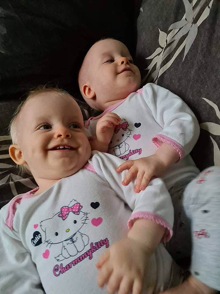 Célia Et Léa participe au concours pour gagner de l'argent avec cette photo : baby_toddler_clothing, cheek, chin, comfort, eye, face, happy, head, headwear, human, joy, lip, mammal, mouth, nose, person, product, skin, sleeve, smile