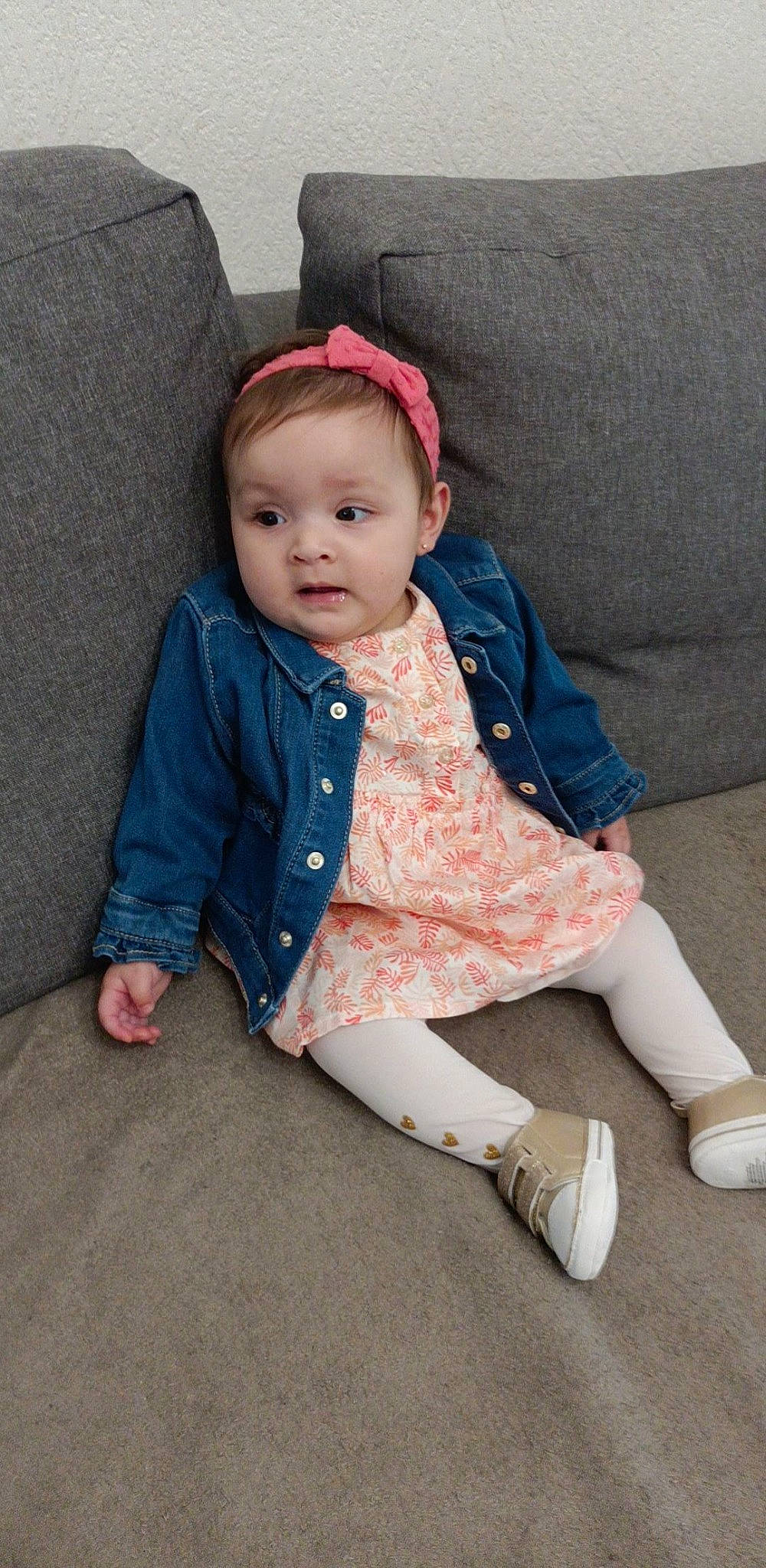 Kenza a rejoint le concours — aidez-le/la à gagner de superbes lots ! baby, baby_toddler_clothing, cheek, child, collar, comfort, face, fashion_accessory, flooring, grass, human_leg, linens, lip, outerwear, pattern, person, sitting, sleeve, sock, toddler