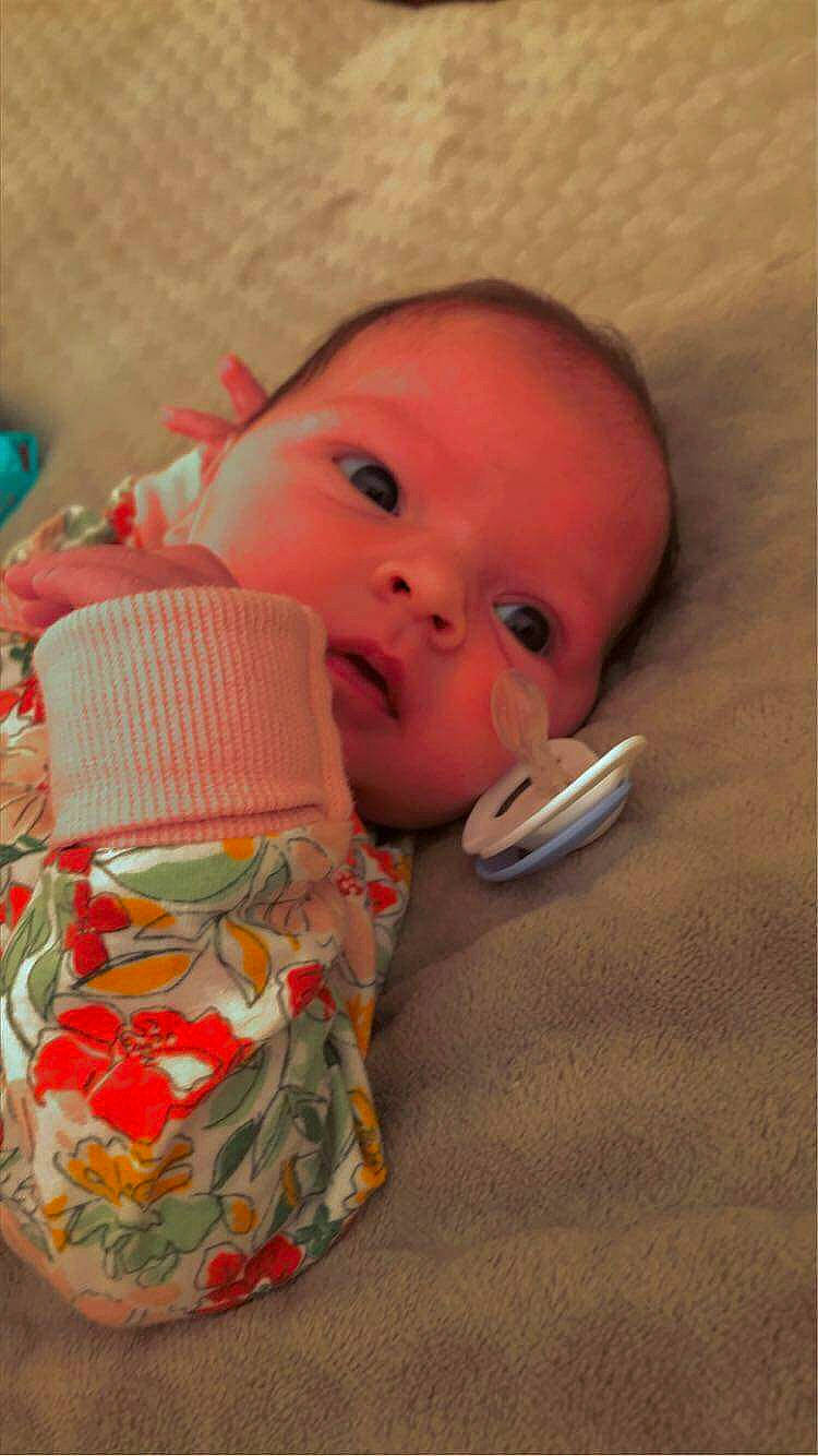 Kaja participe au concours pour gagner de l'argent avec cette photo : baby, baby_bottle, baby_toddler_clothing, bottle, cheek, chin, drinkware, facial_expression, finger, head, lip, mouth, nail, neck, nose, person, plastic_bottle, skin, tableware, textile