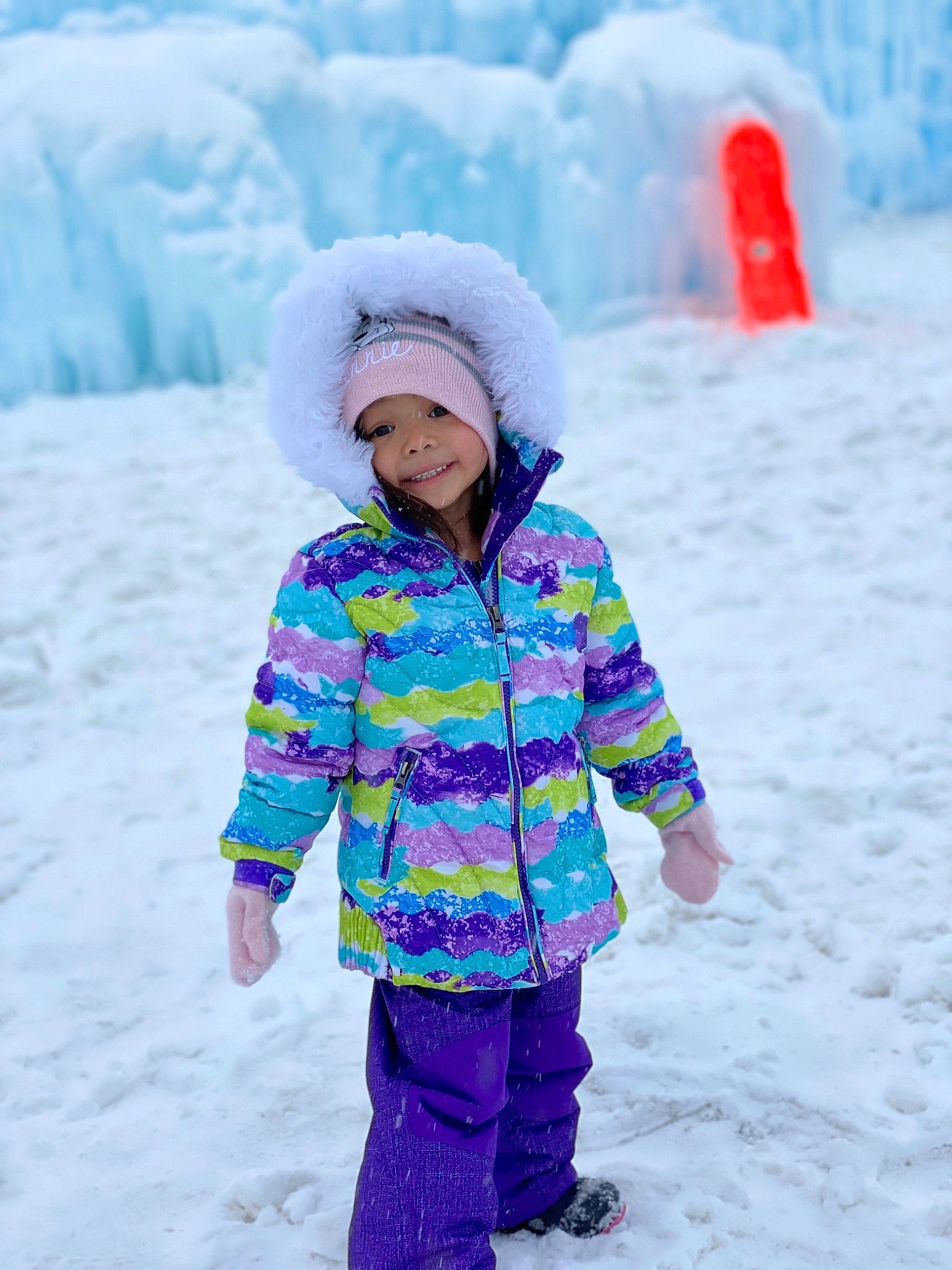 Lareine is registered to the contest to win money with this photo: adaptation, blizzard, child, freezing, fun, geological_phenomenon, headwear, hood, ice, jacket, joy, outerwear, person, play, playing_in_the_snow, sleeve, smile, snow, toddler, vacation