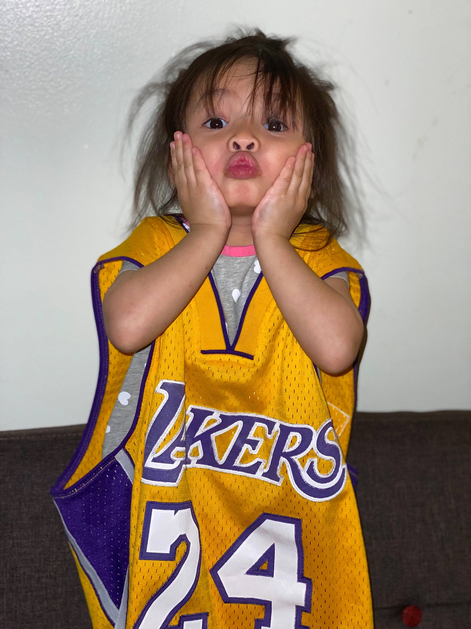 Lareine is registered to the contest to win money with this photo: basketball, basketball_player, gesture, jersey, person, player, sports_uniform, sportswear, team_sport, uniform, yellow