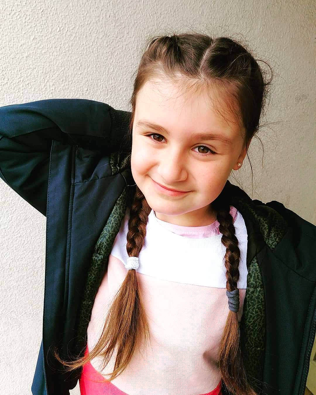 Téssa participe au concours pour gagner de l'argent avec cette photo : beauty, black_hair, bow_tie, cheek, chest, chin, ear, eye, eyebrow, eyelash, flash_photography, happy, iris, jewellery, joy, lip, long_hair, neck, outerwear, person