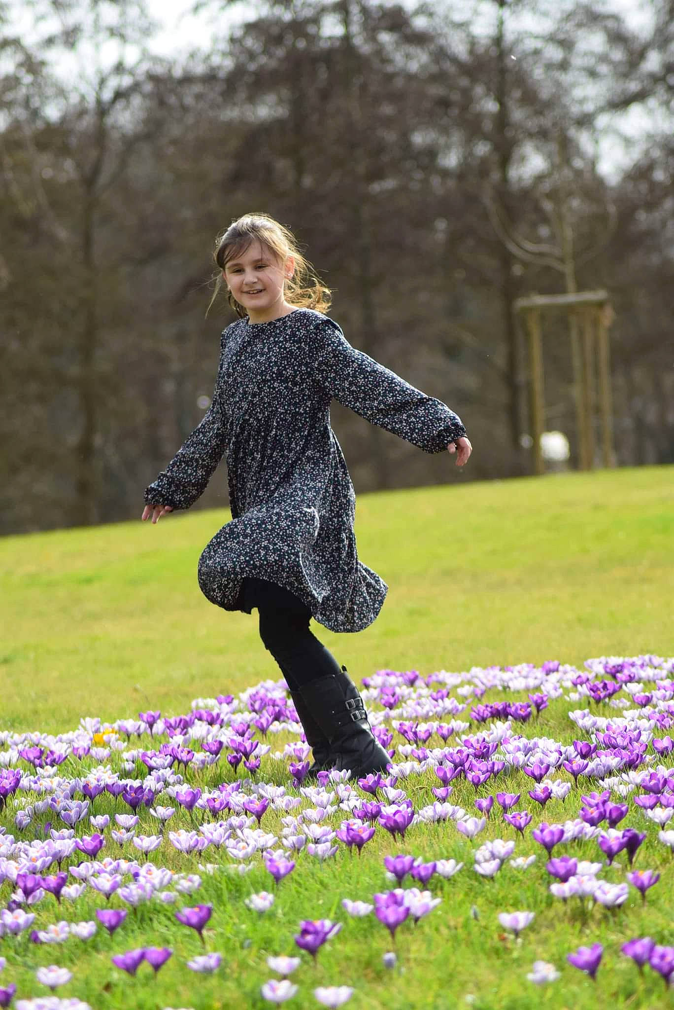 Téssa participe au concours pour gagner de l'argent avec cette photo : electric_blue, flower, flowering_plant, grass, grassland, groundcover, happy, joy, lawn, leaf, leisure, meadow, nature, people, people_in_nature, person, petal, plant, purple, recreation
