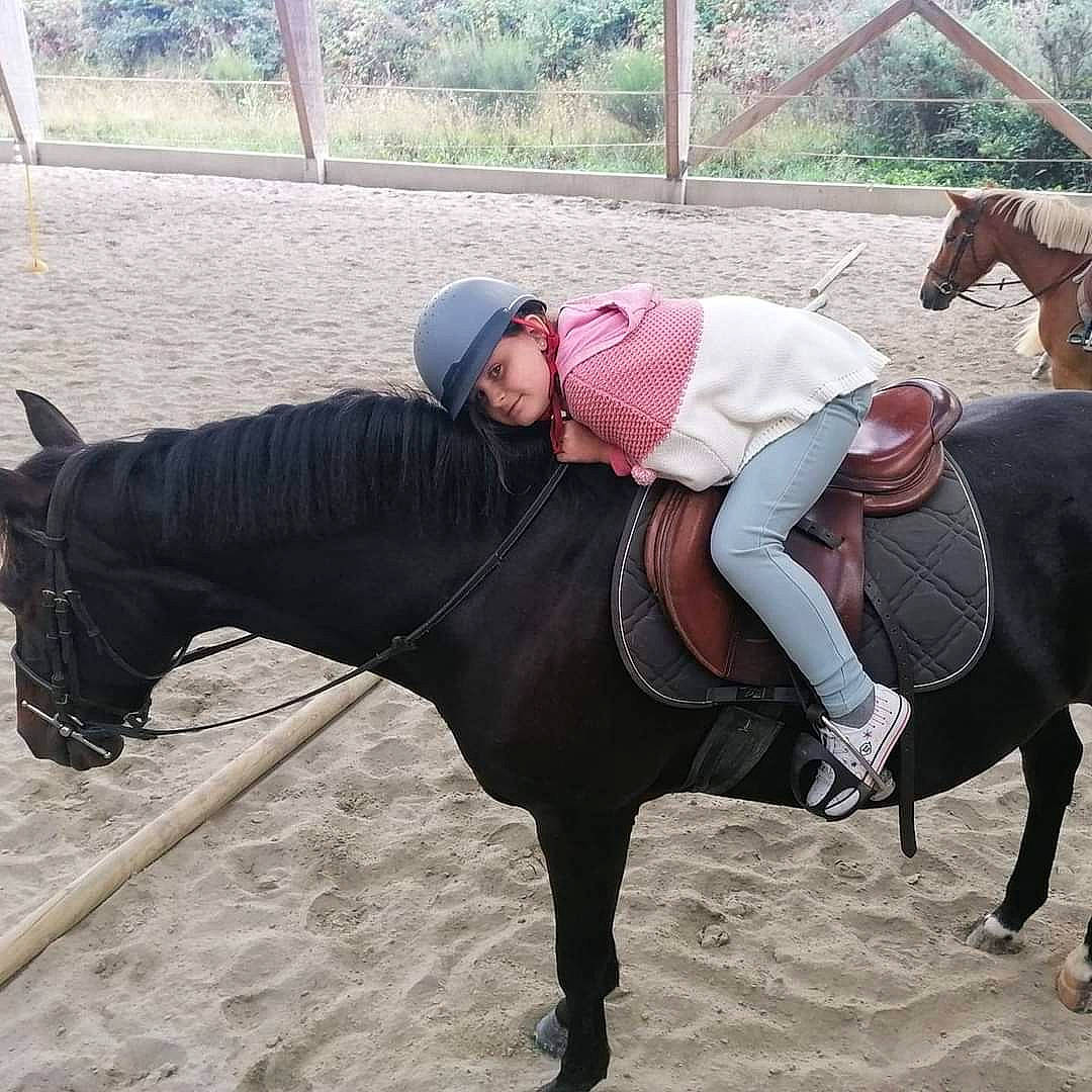 Téssa participe au concours pour gagner de l'argent avec cette photo : bit, bridle, equestrian_helmet, equestrian_sport, equestrianism, headwear, helmet, horse, horse_supplies, horse_tack, jockey, mammal, mane, pack_animal, person, plant, recreation, rein, saddle, sports