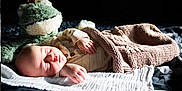 Briec a rejoint le concours — aidez-le/la à gagner de superbes lots ! baby, sleeping, plush_toy, frog, blanket, knitted, soft_light, cozy, infant, child, bed, resting, peaceful, cute, portrait, comfort, indoor, warm, toy, nap