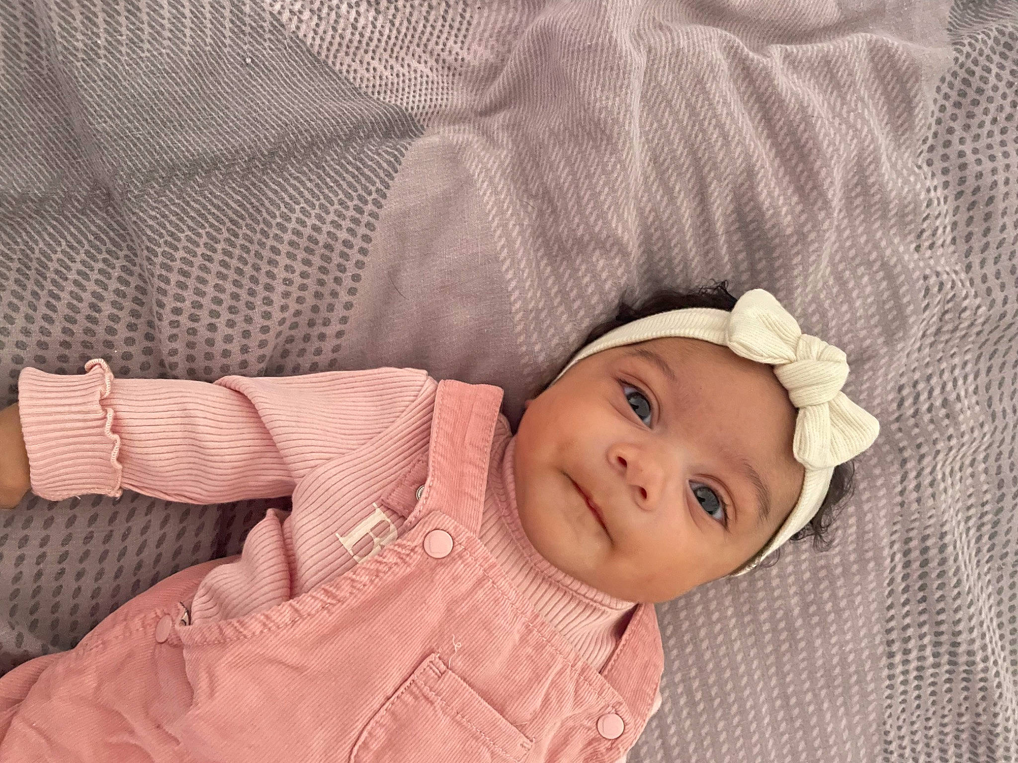 Ayanna a rejoint le concours — aidez-le/la à gagner de superbes lots ! baby, baby_products, baby_toddler_clothing, cheek, child, comfort, fashion_accessory, happy, hat, headwear, linens, pattern, person, portrait_photography, room, skin, sleeve, smile, toddler, wood