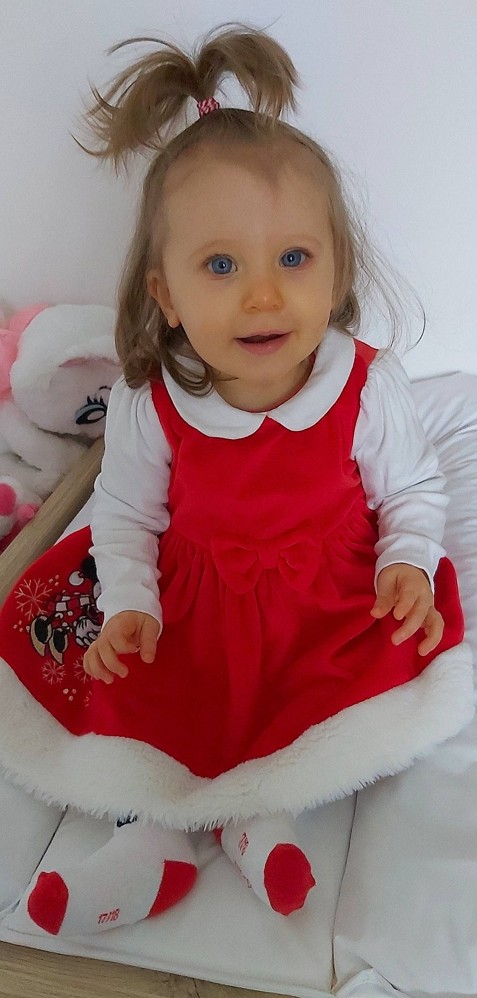 Lyana a rejoint le concours — aidez-le/la à gagner de superbes lots ! arm, baby_toddler_clothing, cheek, dress, eye, finger, hair, happy, human_body, iris, neck, organ, person, pink, product, skin, sleeve, smile, standing, toddler