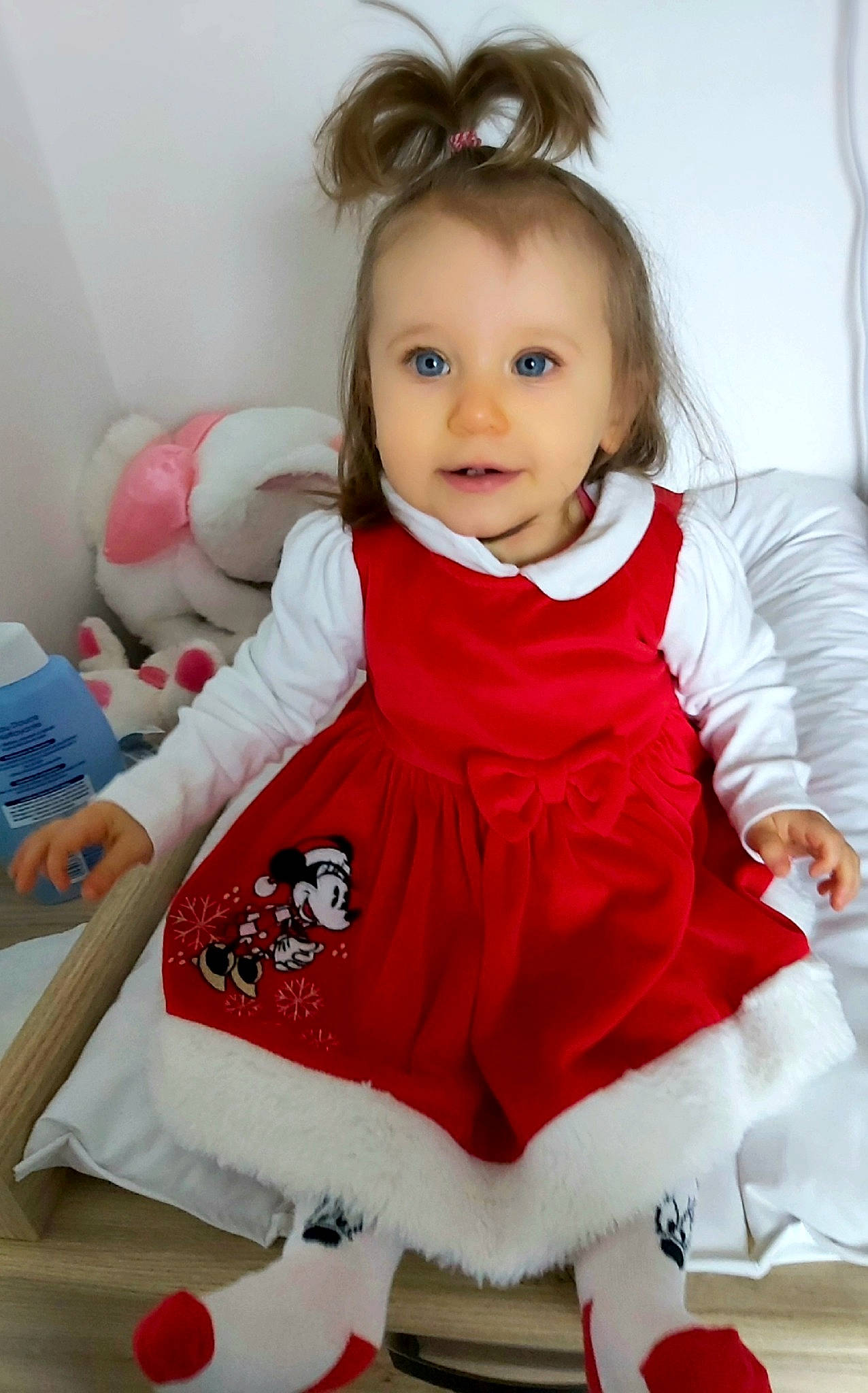 Lyana participe au concours pour gagner de l'argent avec cette photo : baby, baby_toddler_clothing, carmine, cheek, child, comfort, eye, fashion_accessory, fun, happy, human_leg, iris, person, red, sitting, sleeve, smile, sportswear, thigh, toddler