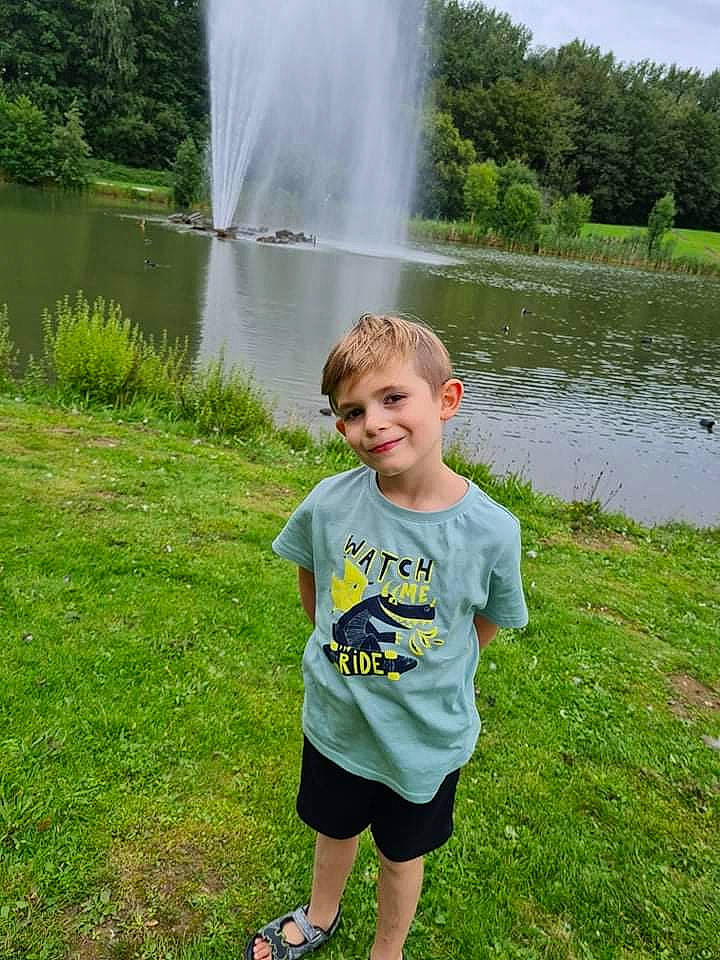 Logan participe au concours pour gagner de l'argent avec cette photo : botany, grass, green, happy, human_body, joy, lake, leaf, leisure, natural_environment, nature, outdoor_recreation, people_in_nature, person, plant, shorts, smile, tree, water, water_resources