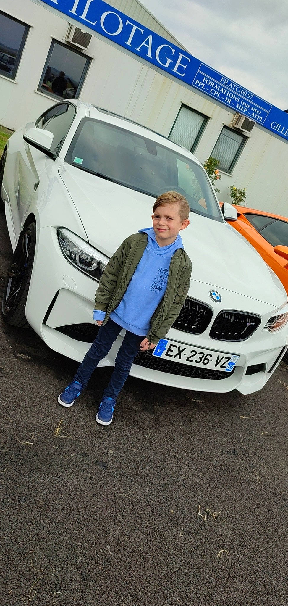 Logan participe au concours pour gagner de l'argent avec cette photo : alloy_wheel, automotive_design, automotive_exterior, automotive_lighting, automotive_tire, automotive_wheel_system, bumper, car, grille, headlamp, hood, joy, land_vehicle, motor_vehicle, performance_car, person, personal_luxury_car, rim, tire, vehicle