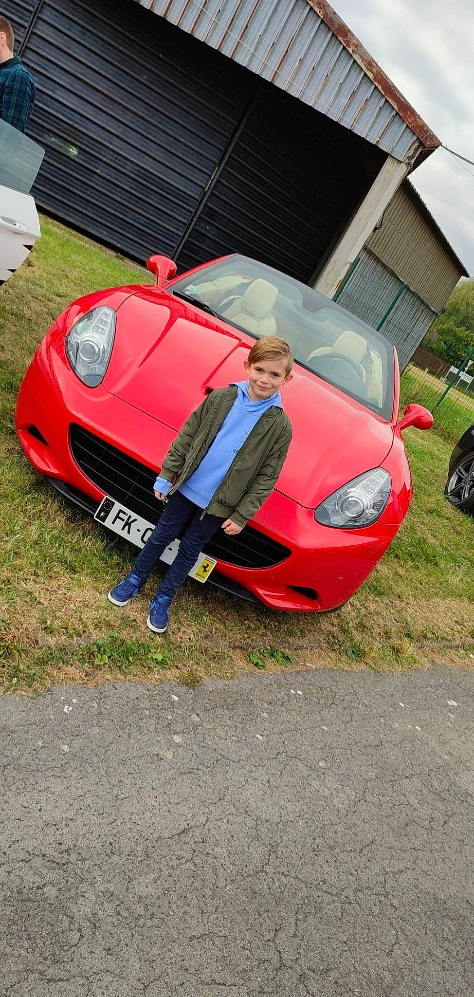 Logan participe au concours pour gagner de l'argent avec cette photo : alloy_wheel, automotive_design, automotive_exterior, automotive_lighting, automotive_wheel_system, bumper, car, fender, headlamp, hood, joy, motor_vehicle, person, personal_luxury_car, plant, rim, rolling, tire, vehicle, vehicle_door