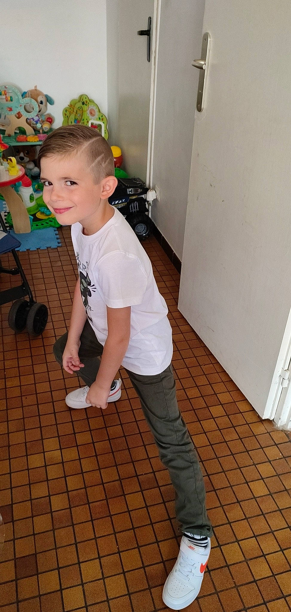 Logan participe au concours pour gagner de l'argent avec cette photo : eyewear, floor, flooring, glasses, hardwood, human_body, jeans, joint, joy, knee, leg, person, shoe, shorts, shoulder, sleeve, smile, sneakers, t_shirt, thigh