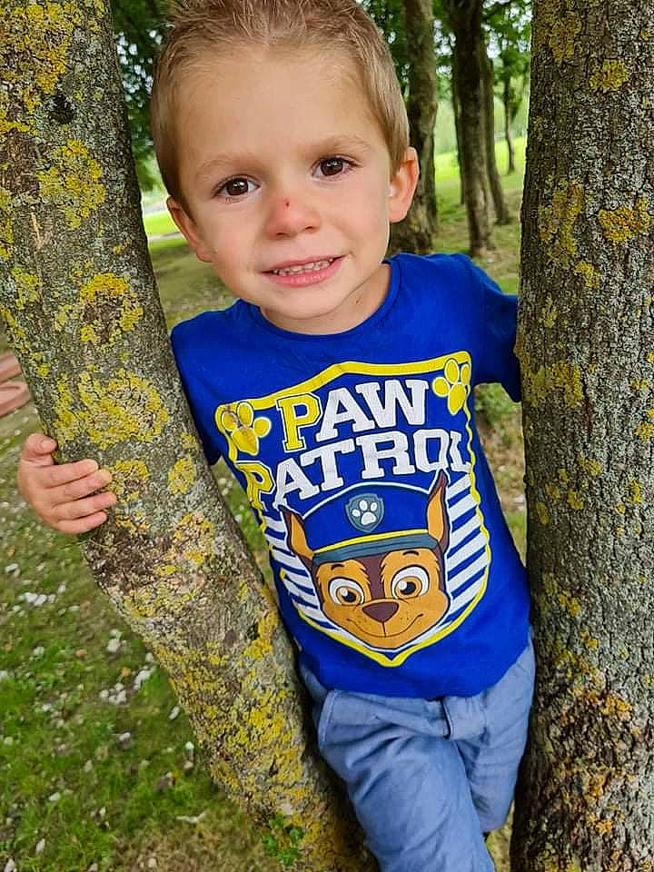 Myllan a rejoint le concours — aidez-le/la à gagner de superbes lots ! baby_toddler_clothing, cool, electric_blue, eye, face, grass, hairstyle, happy, head, human_body, joy, people_in_nature, person, plant, sleeve, smile, standing, t_shirt, toddler, tree