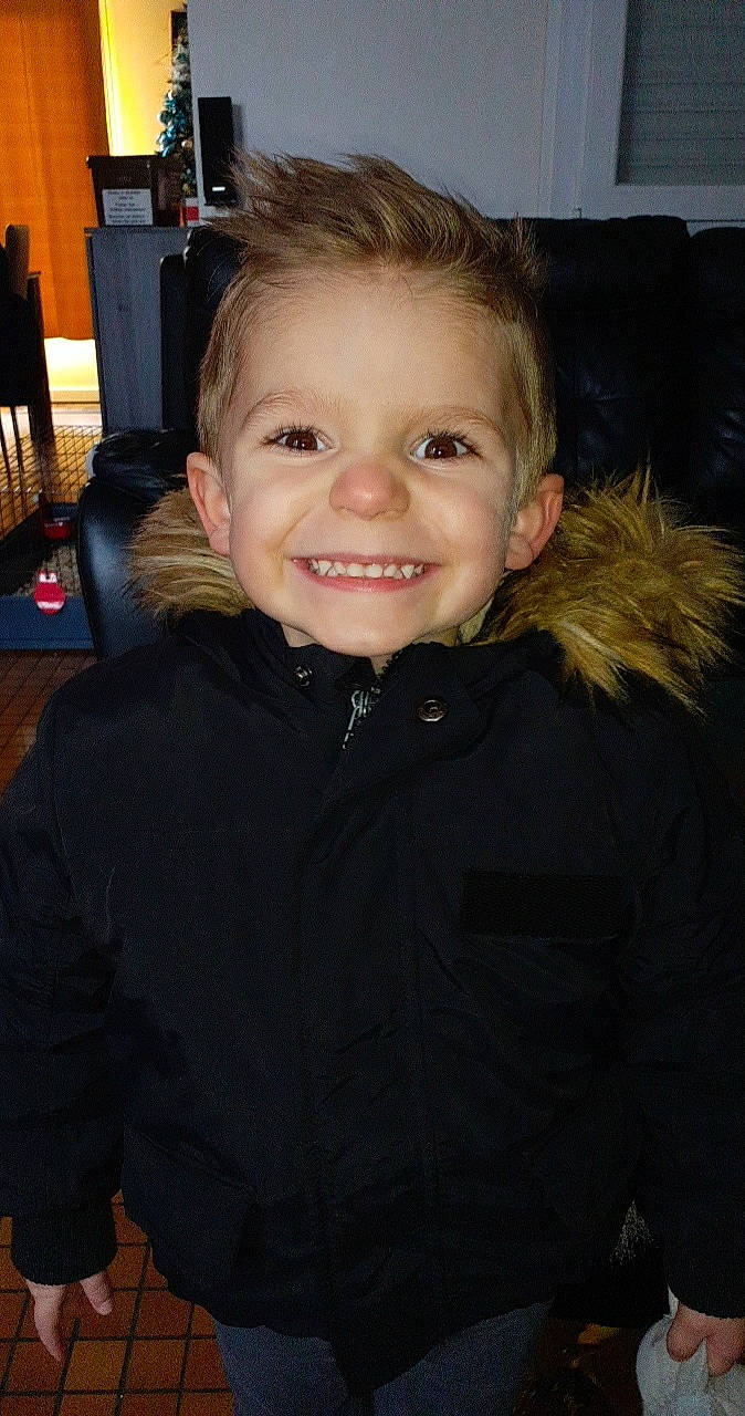 Myllan a rejoint le concours — aidez-le/la à gagner de superbes lots ! beauty, blond, chair, cheek, child, face, flash_photography, fun, hair, hairstyle, happy, head, iris, joy, luggage_and_bags, nose, person, skin, sleeve, smile