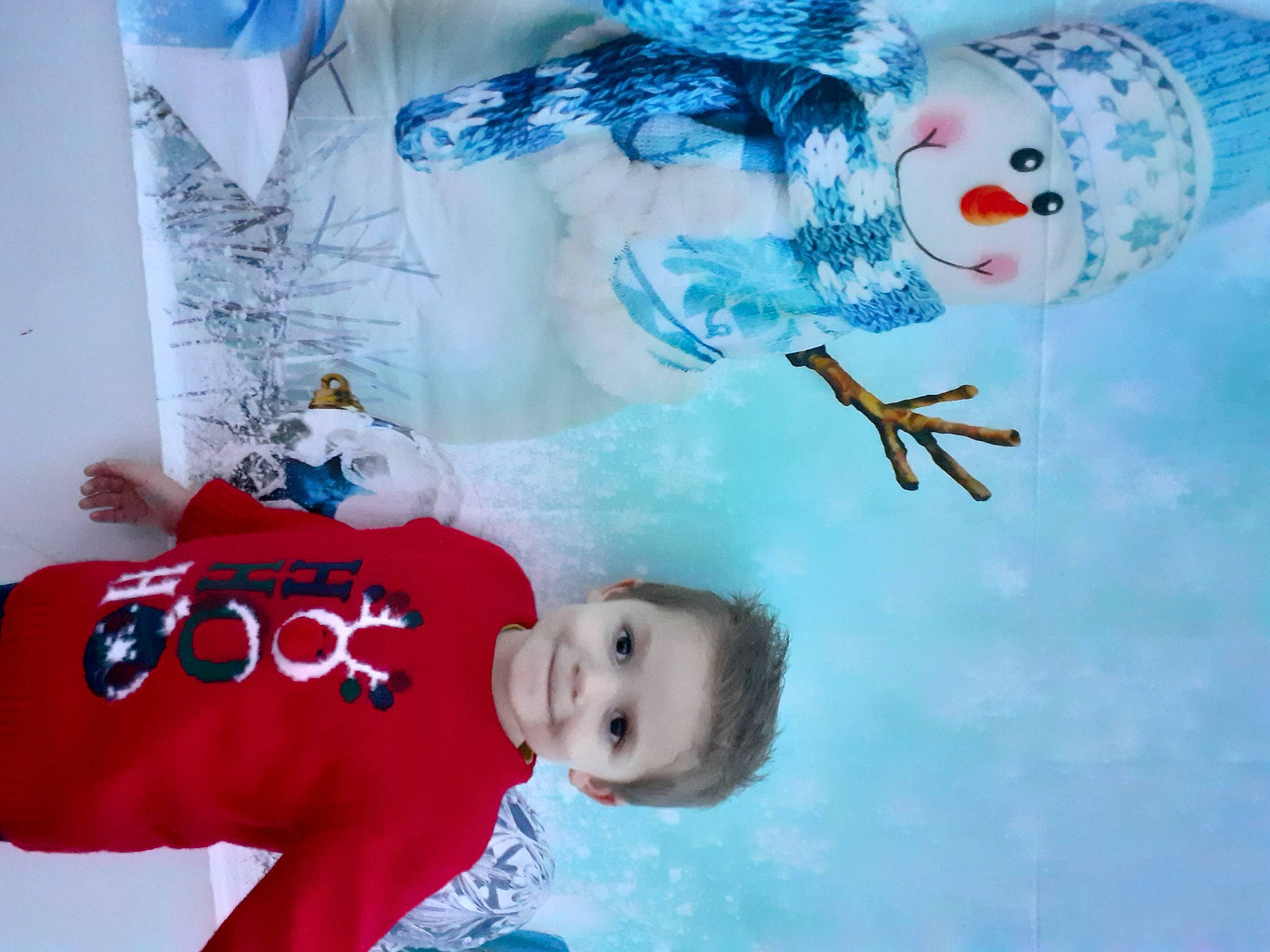 Myllan participe au concours pour gagner de l'argent avec cette photo : art, baby, baby_toddler_clothing, blue, carmine, child, fictional_character, fun, happy, illustration, joy, paint, painting, person, sleeve, smile, snow, textile, toddler, visual_arts