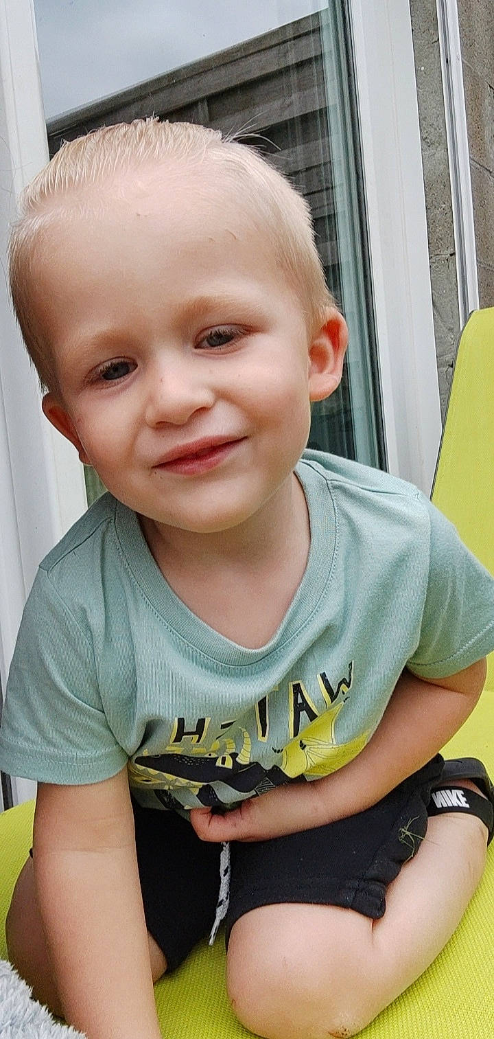 Sloan participe au concours pour gagner de l'argent avec cette photo : baby_toddler_clothing, cheek, chin, eye, eyebrow, eyelash, forehead, gesture, happy, iris, jaw, joy, lip, mammal, mouth, muscle, neck, nose, person, skin