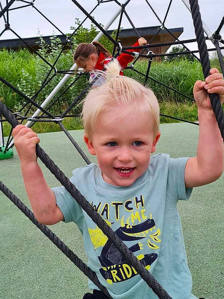 Sloan participe au concours pour gagner de l'argent avec cette photo : child, facial_expression, fun, grass, happy, human_settlement, joy, leisure, outdoor_play_equipment, person, photograph, public_space, recreation, skin, sky, smile, snapshot, summer, swing, t_shirt