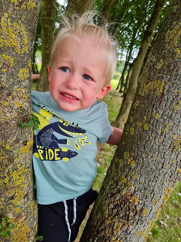 Sloan participe au concours pour gagner de l'argent avec cette photo : baby, baby_toddler_clothing, botany, child, eye, fun, grass, happy, iris, natural_environment, people_in_nature, person, plant, sleeve, smile, sorrow, toddler, tree, trunk, twig