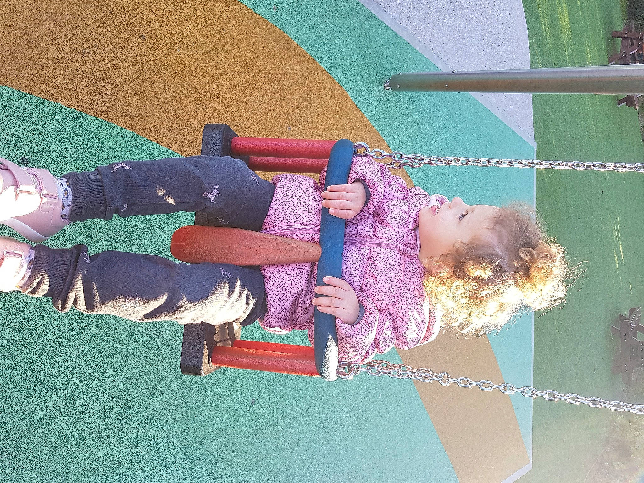 Alisson a rejoint le concours — aidez-le/la à gagner de superbes lots ! baby_toddler_clothing, child_model, leisure, outdoor_play_equipment, person, pink, play, playground