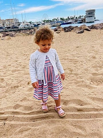 Alisson participe au concours pour gagner de l'argent avec cette photo : ankle, baby, baby_toddler_clothing, beach, child, people_on_beach, person, sand, shore, singing_sand, summer, toddler, vacation