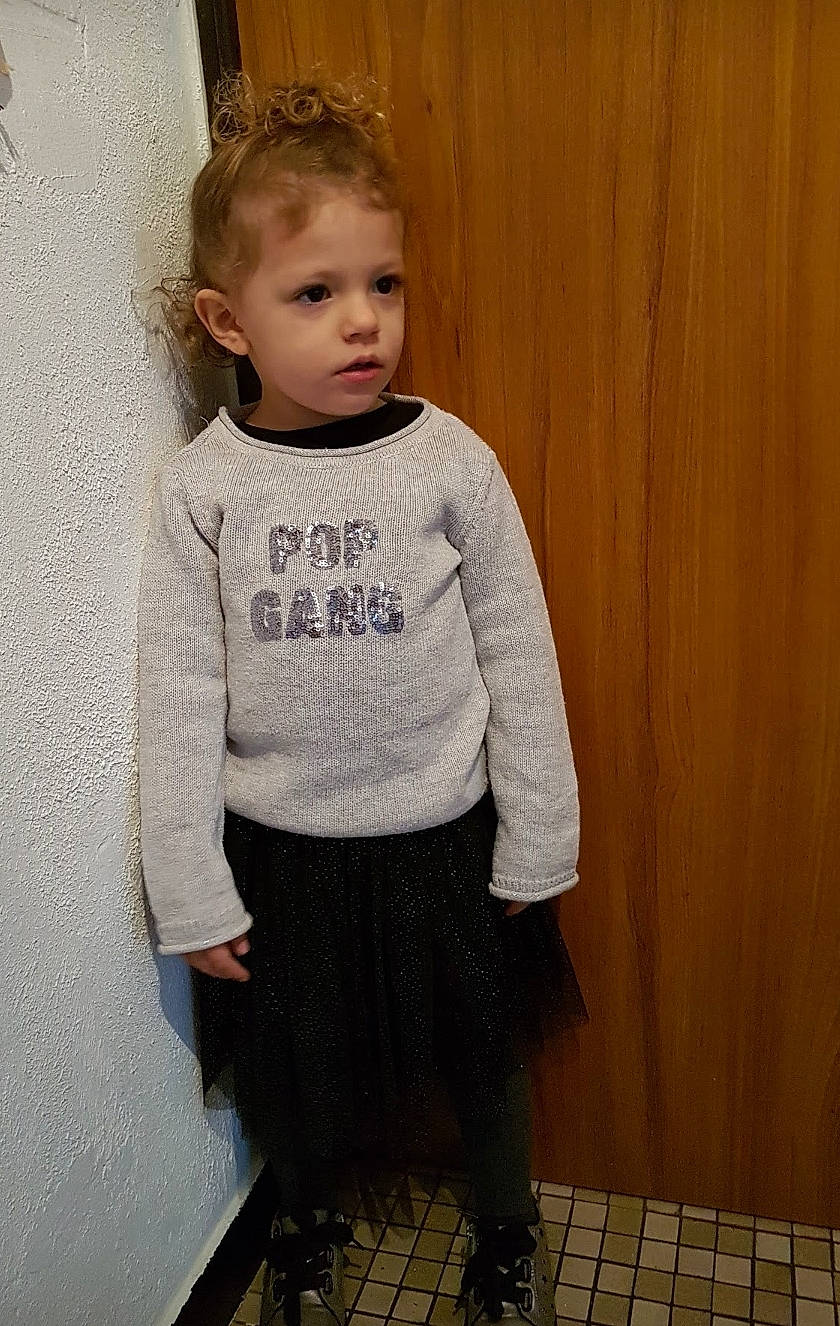 Alisson participe au concours pour gagner de l'argent avec cette photo : ankle, baby_toddler_clothing, child_model, pattern, person, sleeve, sock, standing, sweatpant, tights, waist