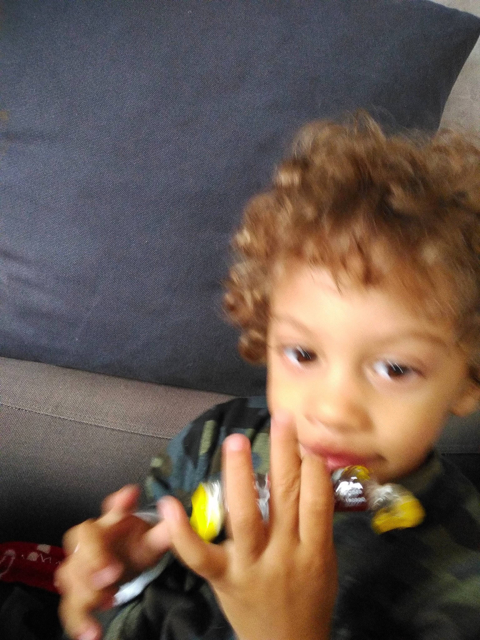 Sofiane participe au concours pour gagner de l'argent avec cette photo : boy, cheek, child, ear, eye, finger, fun, girl, hairstyle, hand, mouth, nose, person, product, toddler, yellow