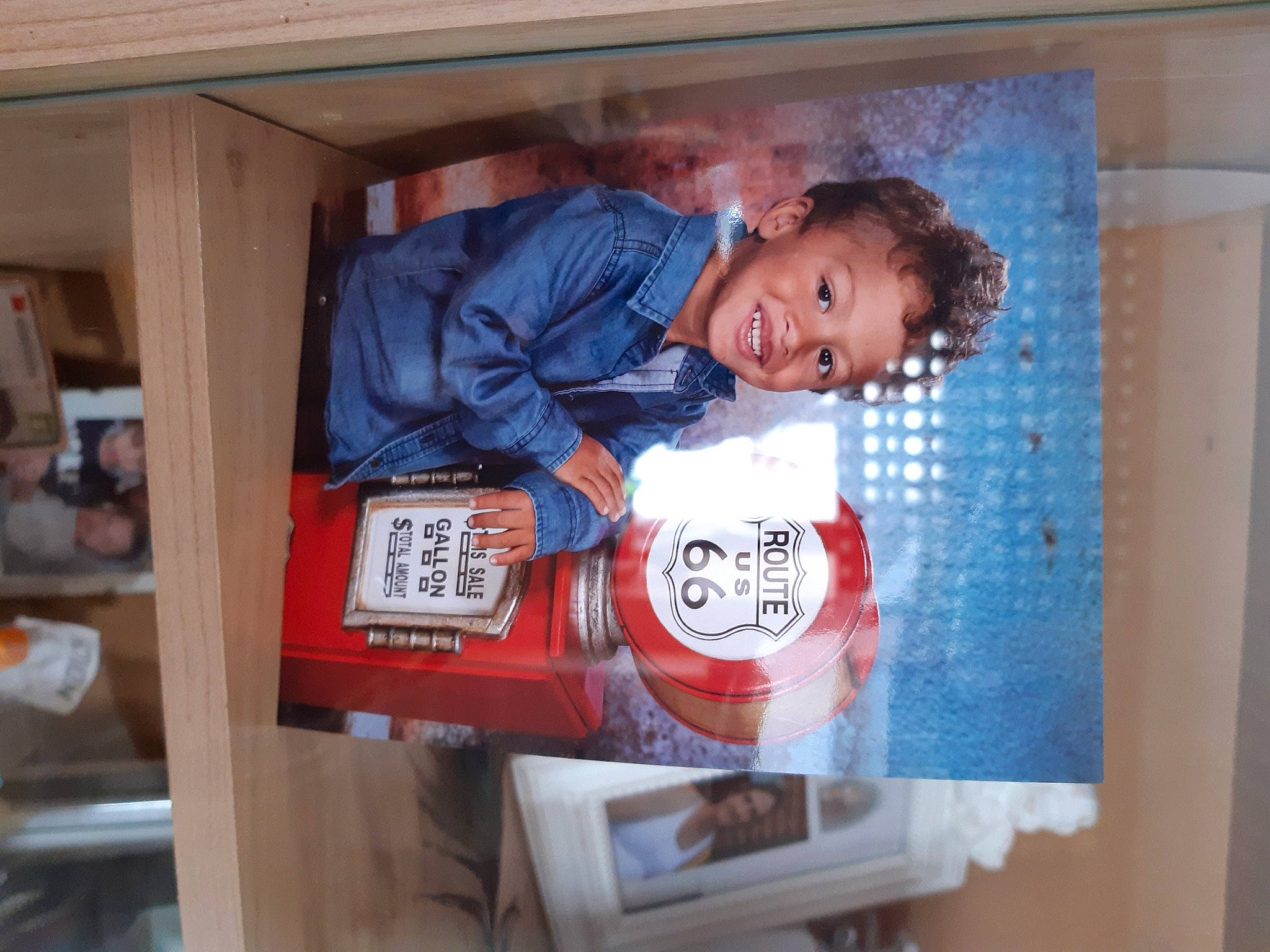 Yassim participe au concours pour gagner de l'argent avec cette photo : art, blurred, carmine, child, comfort, fun, happy, jacket, joy, machine, person, room, shelf, sitting, sleeve, smile, t_shirt, toddler, under_exposed, visual_arts