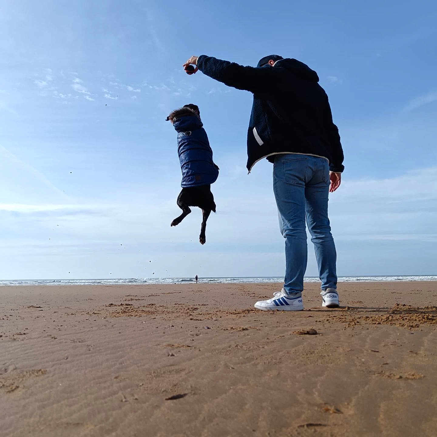 Osc participe au concours pour gagner de l'argent avec cette photo : adult, beach, clothing, coast, face, head, hoodie, jeans, male, man, nature, outdoors, pants, person, photography, portrait, sea, shoreline, sky, water