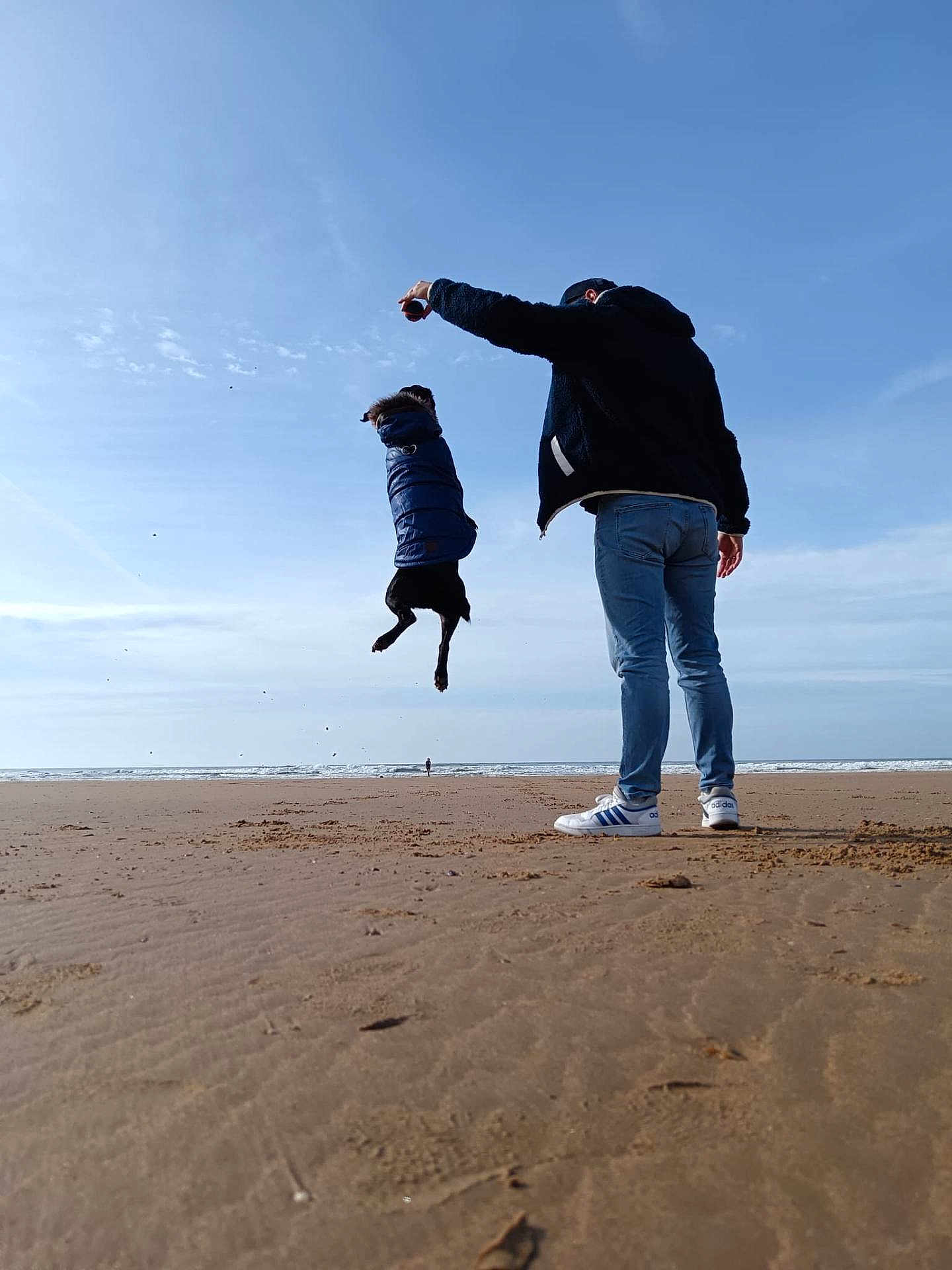 Osc participe au concours pour gagner de l'argent avec cette photo : adult, beach, clothing, coast, face, head, hoodie, jeans, male, man, nature, outdoors, pants, person, photography, portrait, sea, shoreline, sky, water