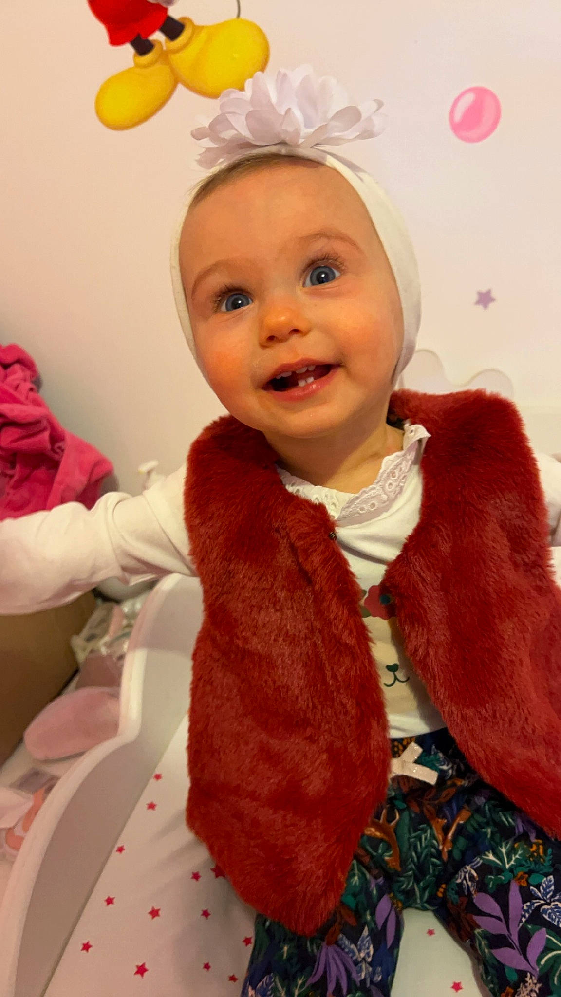 Nina a rejoint le concours — aidez-le/la à gagner de superbes lots ! baby, baby_toddler_clothing, beauty, cap, child, costume_hat, facial_expression, happy, hat, headband, headpiece, joy, organ, outerwear, person, pink, product, skin, sleeve, smile