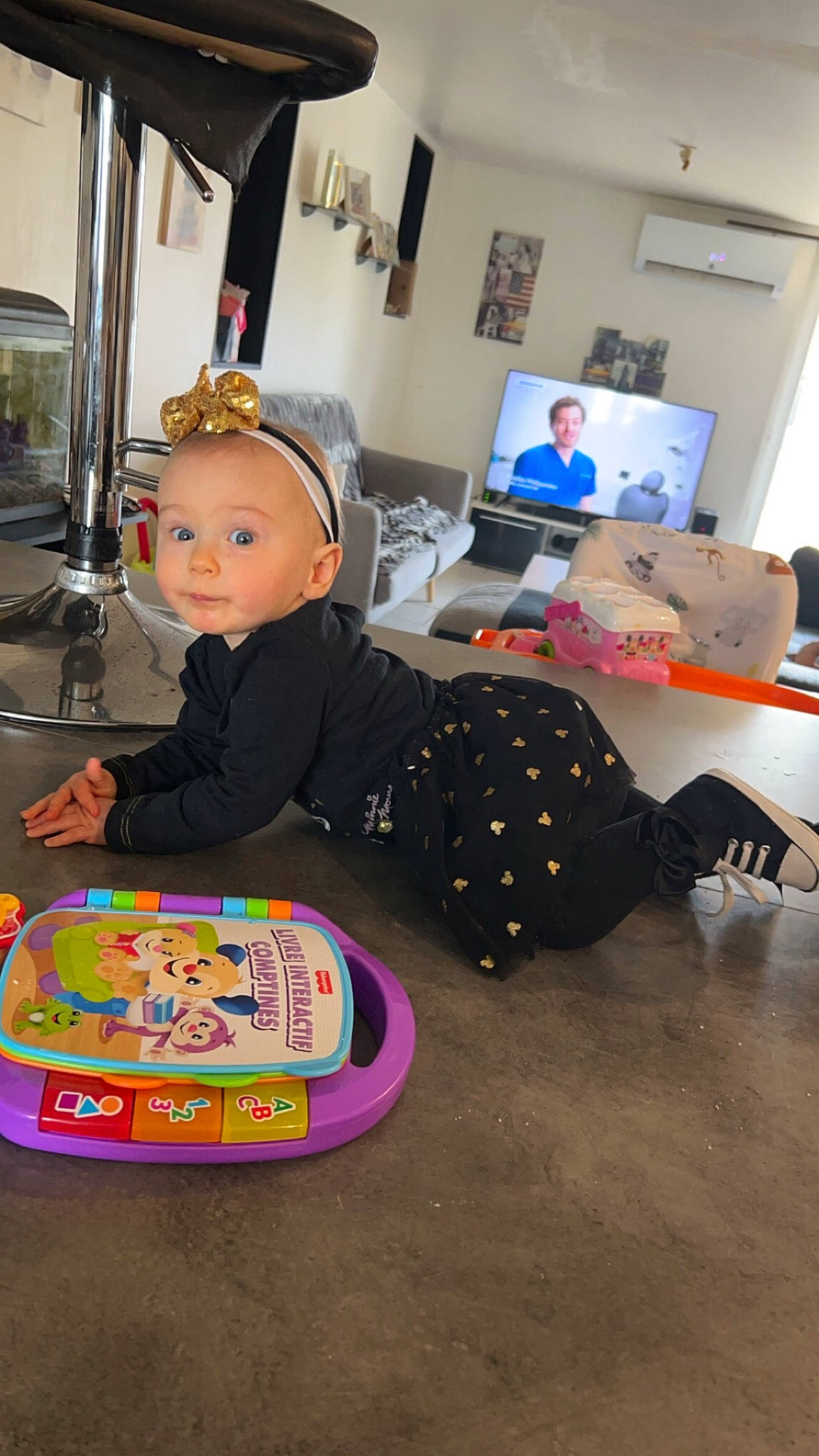 Nina a rejoint le concours — aidez-le/la à gagner de superbes lots ! audio_equipment, automotive_design, bag, ball, child, event, flooring, fun, games, hat, home_appliance, luggage_and_bags, person, personal_protective_equipment, play, recreation, room, sitting, stuffed_toy, toddler