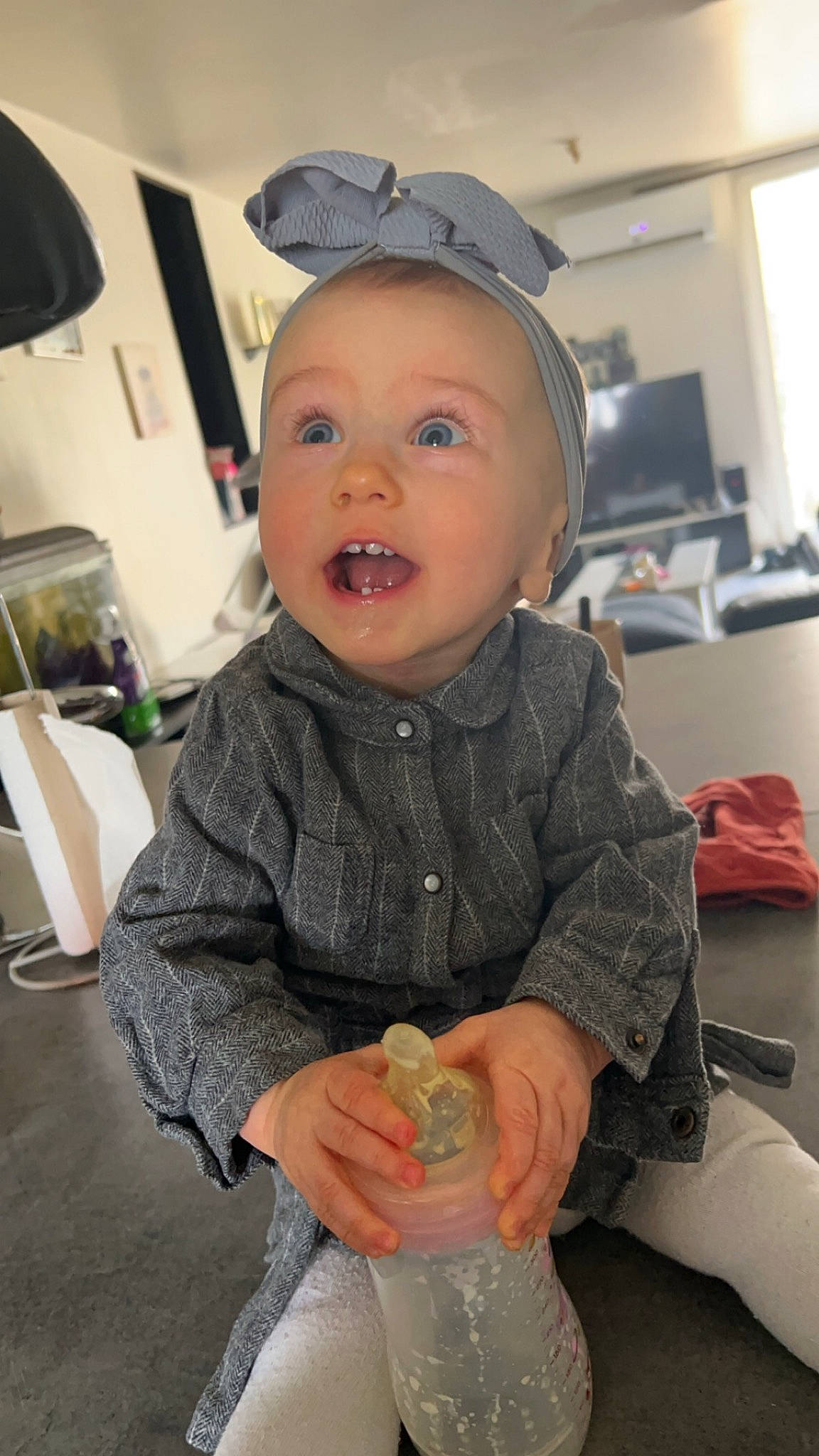 Nina a rejoint le concours — aidez-le/la à gagner de superbes lots ! baby, baby_toddler_clothing, cheek, child, chin, cooking, eye, fashion_accessory, flooring, fun, happy, mouth, person, room, sitting, skin, sleeve, smile, surprise, tableware
