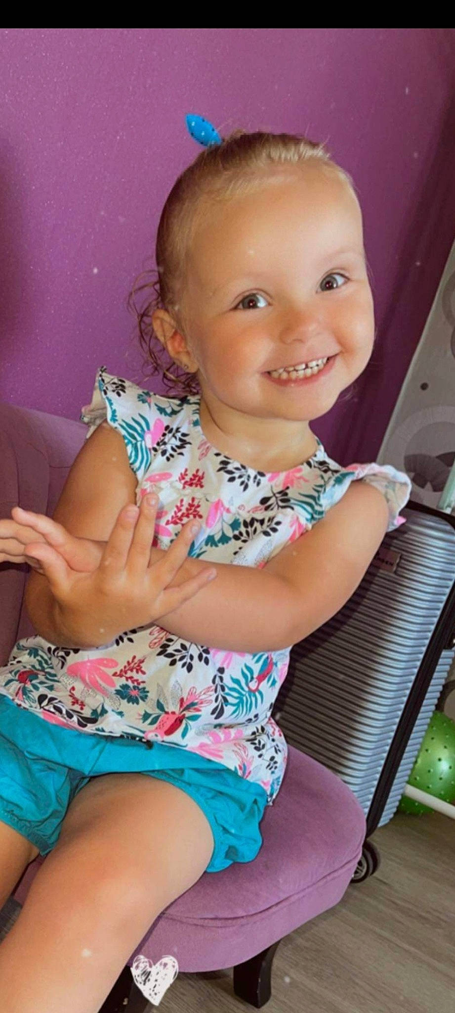 Joy participe au concours pour gagner de l'argent avec cette photo : cheek, chin, eye, eyelash, finger, gesture, hair, hairstyle, happy, head, iris, joy, leg, mouth, neck, organ, person, pink, shoulder, skin