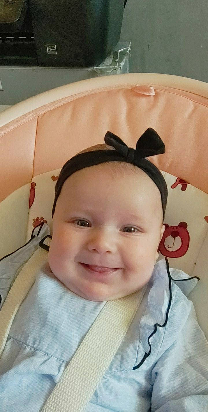 Lya participe au concours pour gagner de l'argent avec cette photo : baby, baby_toddler_clothing, cheek, child, chin, comfort, ear, eye, eyebrow, eyelash, face, facial_expression, happy, iris, joy, lip, nose, person, skin, smile