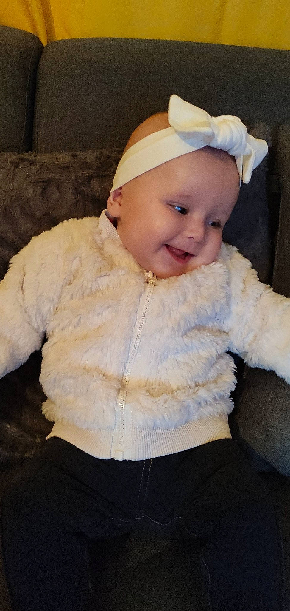 Lya a rejoint le concours — aidez-le/la à gagner de superbes lots ! baby, baby_toddler_clothing, cap, cheek, child, collar, eye, face, fashion_accessory, fur, happy, headgear, headwear, human_body, joy, lip, person, pink, sleeve, smile