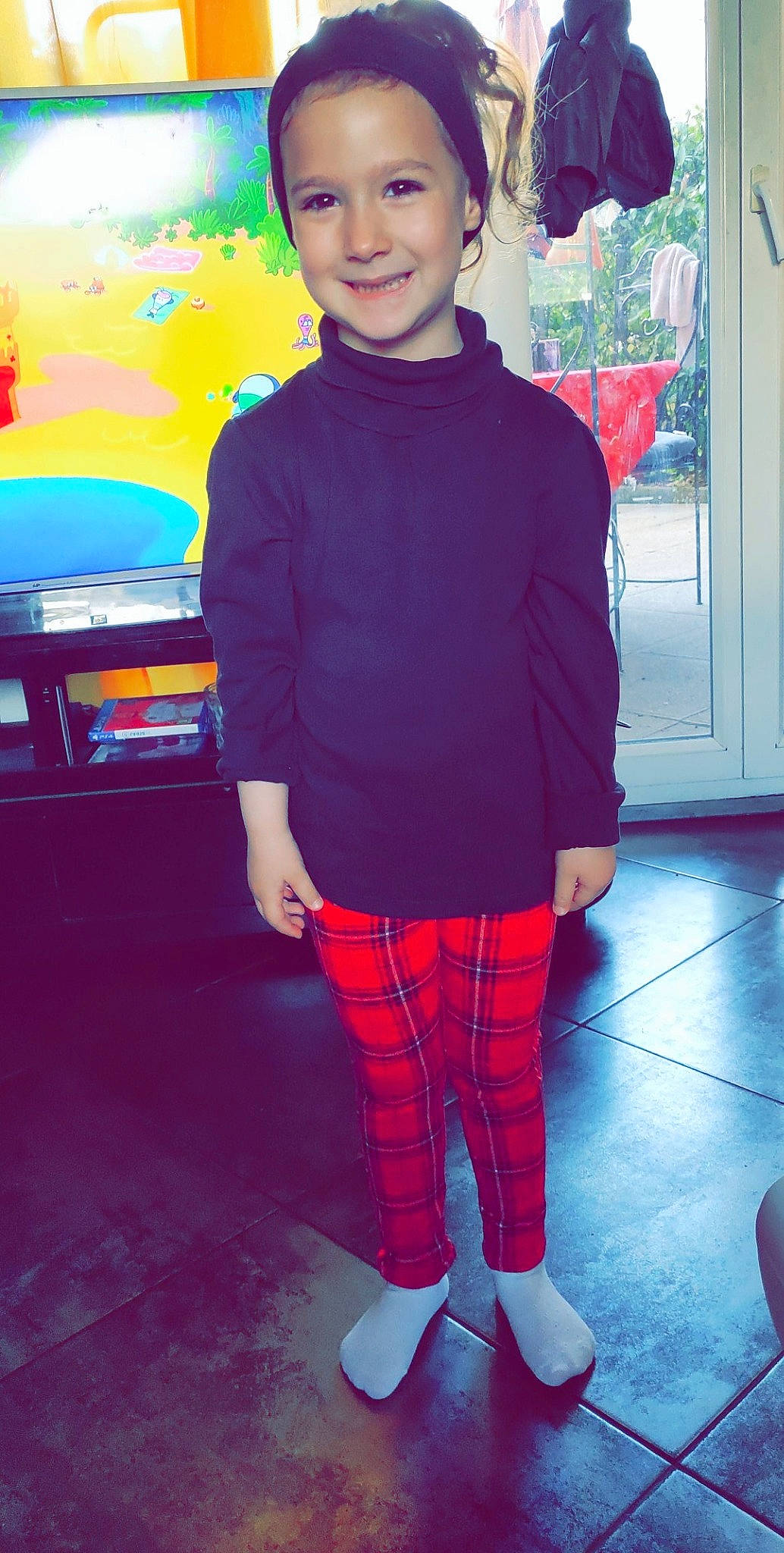 Mylah participe au concours pour gagner de l'argent avec cette photo : electric_blue, eyewear, fashion_design, happy, joy, knee, magenta, neck, orange, person, photograph, pink, plaid, red, sleeve, smile, sportswear, standing, street_fashion, thigh