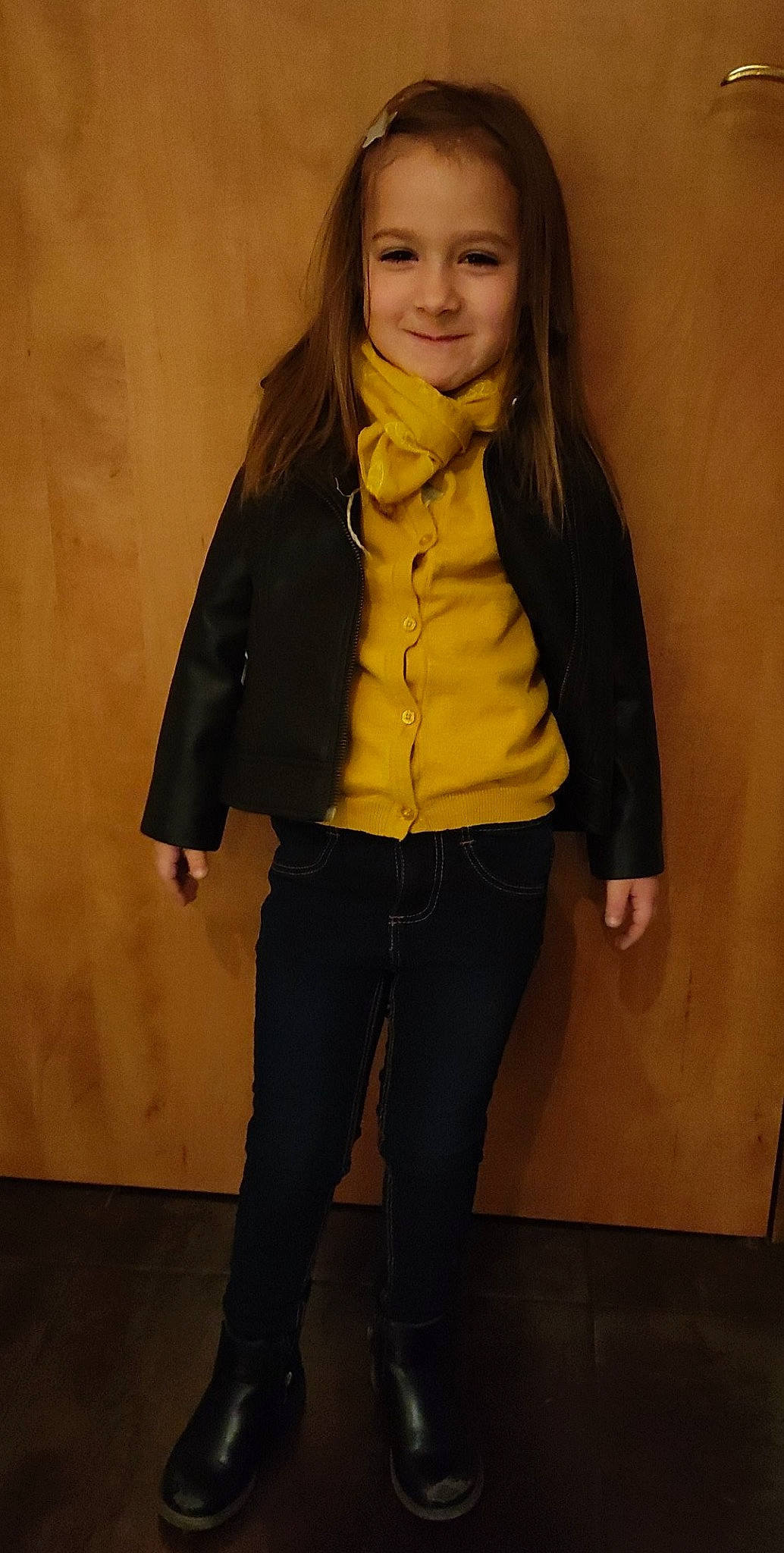 Mylah participe au concours pour gagner de l'argent avec cette photo : denim, electric_blue, fashion, fashion_design, flash_photography, hair, human_leg, joy, knee, lip, long_hair, neck, person, scarf, shoulder, sleeve, smile, street_fashion, t_shirt, thigh