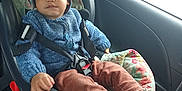 Léo participe au concours pour gagner de l'argent avec cette photo : blue_sweater, car_interior, car_seat, child, child_safety, cozy, curious_expression, floral_cushion, indoor, knitwear, portrait, safety_harness, seatbelt, shoes, sitting, striped_hat, toddler, vehicle, window, young_child