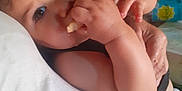 Léo a rejoint le concours — aidez-le/la à gagner de superbes lots ! arm, baby, candid, child, closeup, clothing, comfort, curly_hair, diaper, eating, expression, face, hand, indoor, infant, person, relaxed, skin, snack, support