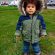 Léo a rejoint le concours — aidez-le/la à gagner de superbes lots ! boots, candid, cars, child, coat, cute, daisies, fur_hood, grass, hood, jeans, outdoor, park, parka, portrait, sidewalk, standing, toddler, tree, winter_clothing