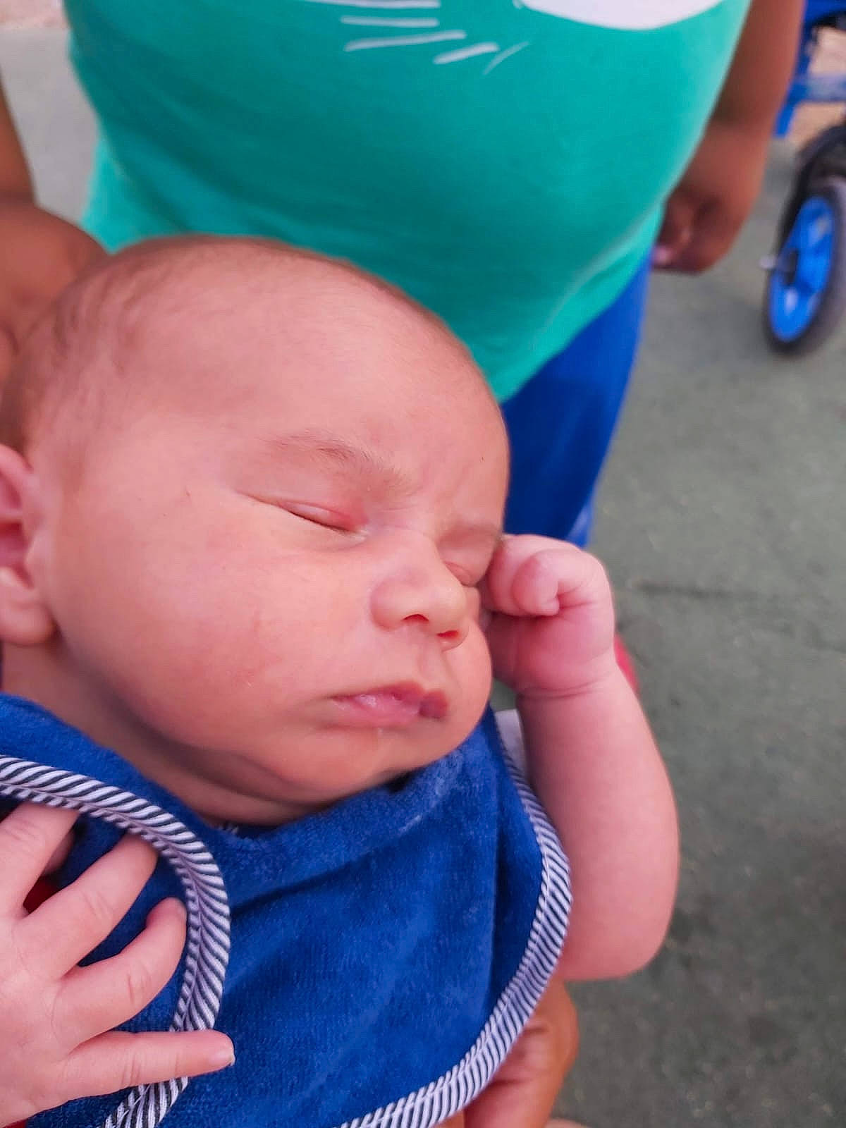 Thayalan participe au concours pour gagner de l'argent avec cette photo : baby, baby_toddler_clothing, blue, cheek, comfort, electric_blue, facial_expression, finger, fun, gesture, grass, green, happy, mouth, nose, person, skin, textile, tire, toddler