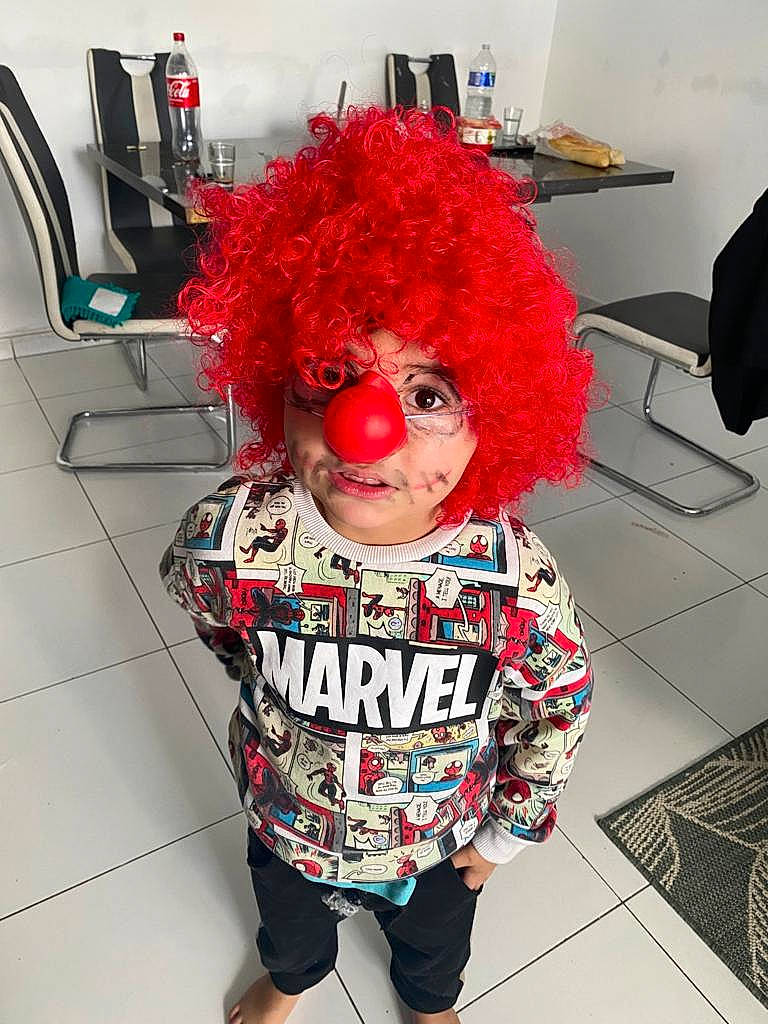 Thayalan a rejoint le concours — aidez-le/la à gagner de superbes lots ! active_pants, afro, artificial_hair_integrations, baby_toddler_clothing, costume, entertainment, eyewear, fashion_design, flooring, fun, fur, lace_wig, pattern, performing_arts, person, pink, ringlet, sleeve, sunglasses, toddler