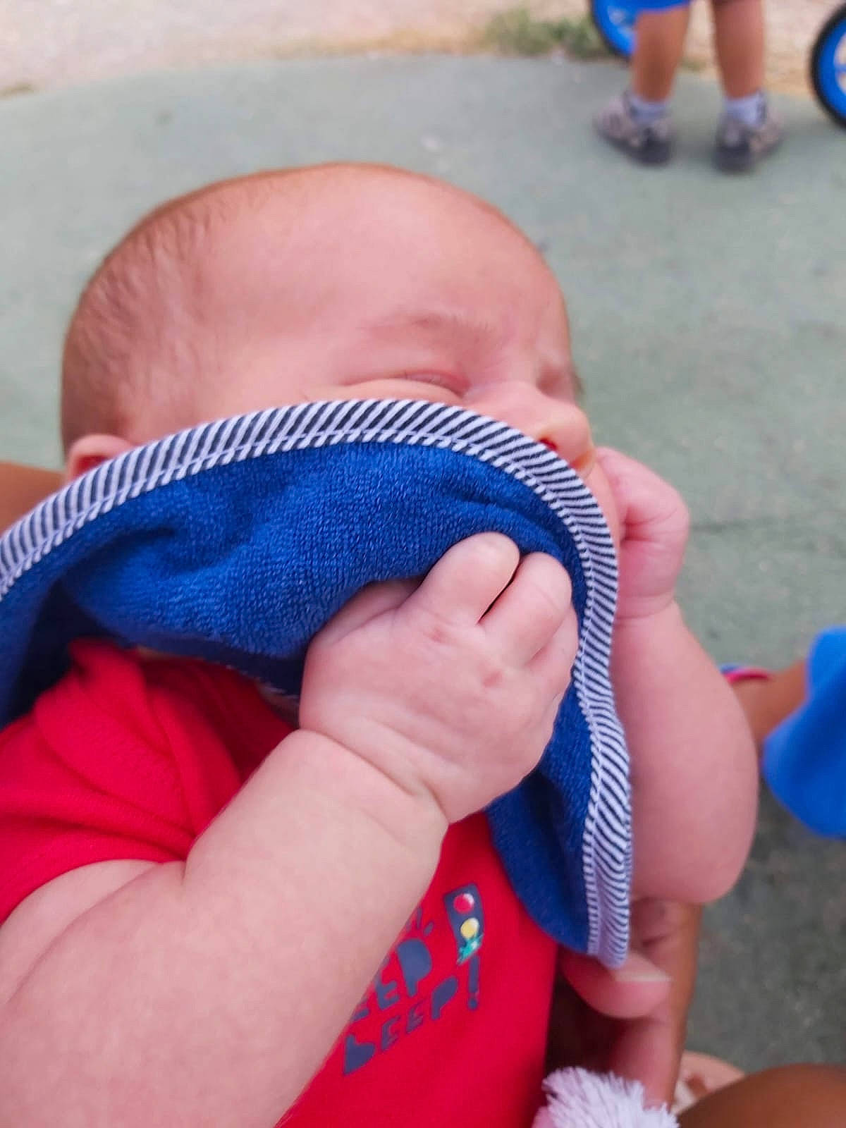 Thayalan participe au concours pour gagner de l'argent avec cette photo : baby, baby_toddler_clothing, blue, chest, electric_blue, finger, foot, gesture, hand, human_leg, joint, knee, leg, nail, person, pink, skin, thigh, thumb, toddler