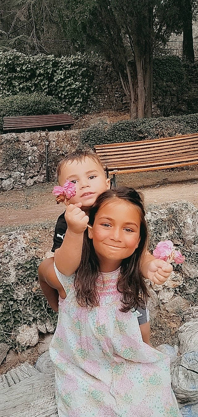 Thayalan participe au concours pour gagner de l'argent avec cette photo : botany, eye, finger, flash_photography, flower, gesture, grass, hand, happy, iris, joy, leisure, lip, people, people_in_nature, person, pink, plant, skin, smile
