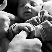 Eden a rejoint le concours — aidez-le/la à gagner de superbes lots ! adult_hand, baby, black_and_white, close_up, cozy, cuddle, gentle, hands, infant, love, monochrome, newborn, parent, peaceful, portrait, skin, sleeping, soft, tender, young_child