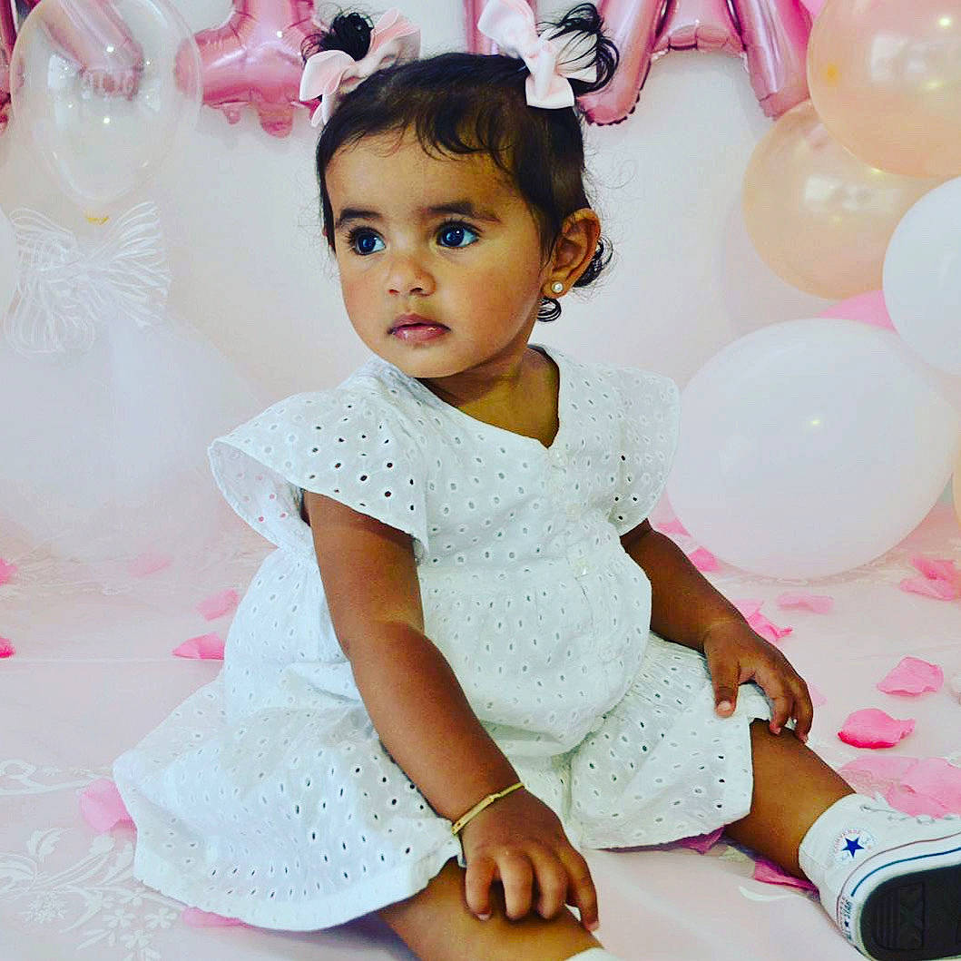 Sofia participe au concours pour gagner de l'argent avec cette photo : baby_toddler_clothing, balloon, day_dress, dress, embellishment, eyelash, finger, hairstyle, happy, headpiece, magenta, neck, person, petal, pink, shoulder, skin, sleeve, textile, toddler