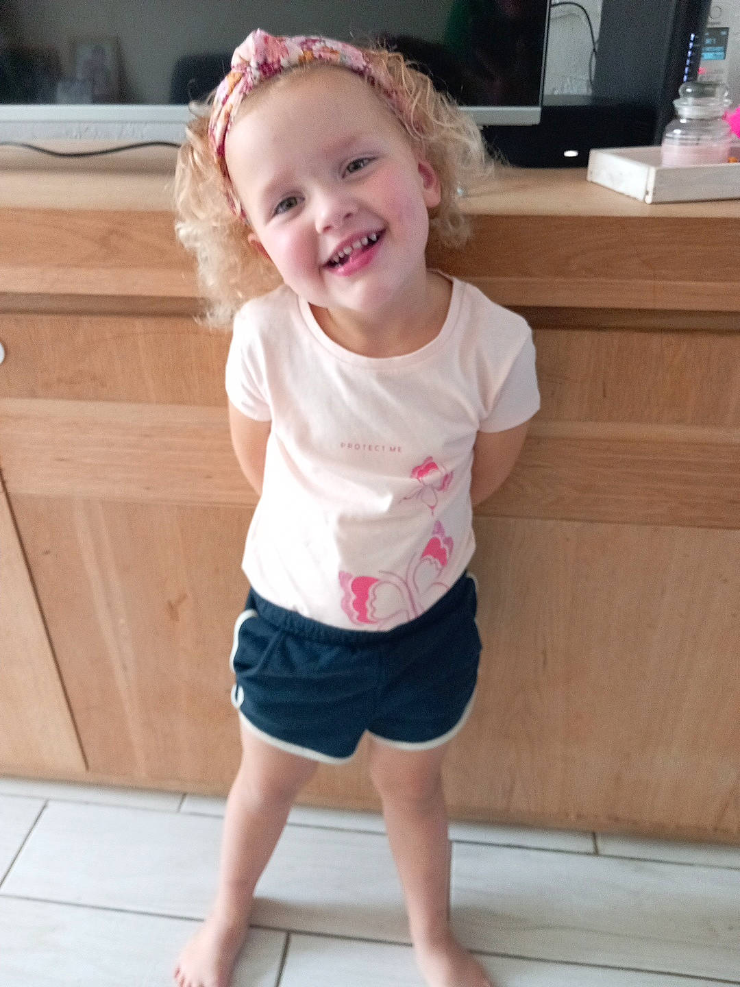 Léa a rejoint le concours — aidez-le/la à gagner de superbes lots ! baby_toddler_clothing, cheek, eye, face, facial_expression, hair, hairstyle, head, iris, joint, joy, leg, mouth, neck, person, shorts, shoulder, skin, sleeve, smile