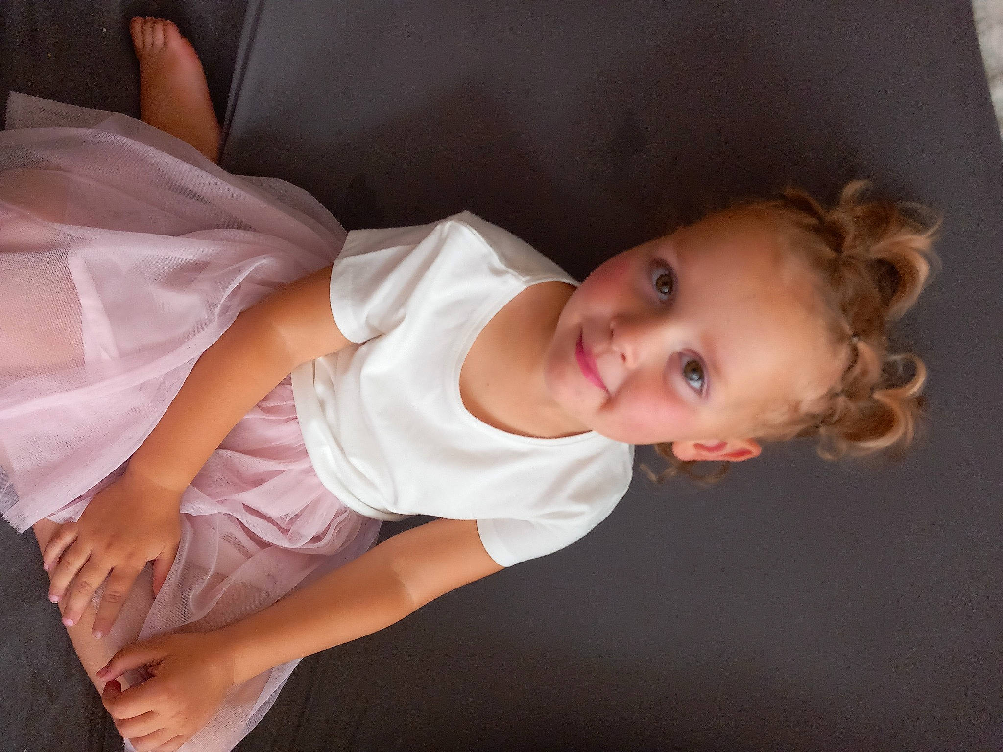 Léa a rejoint le concours — aidez-le/la à gagner de superbes lots ! baby, baby_toddler_clothing, cheek, child, comfort, day_dress, dress, elbow, flash_photography, foot, happy, human_leg, iris, joy, leg, person, sitting, skin, sleeve, smile